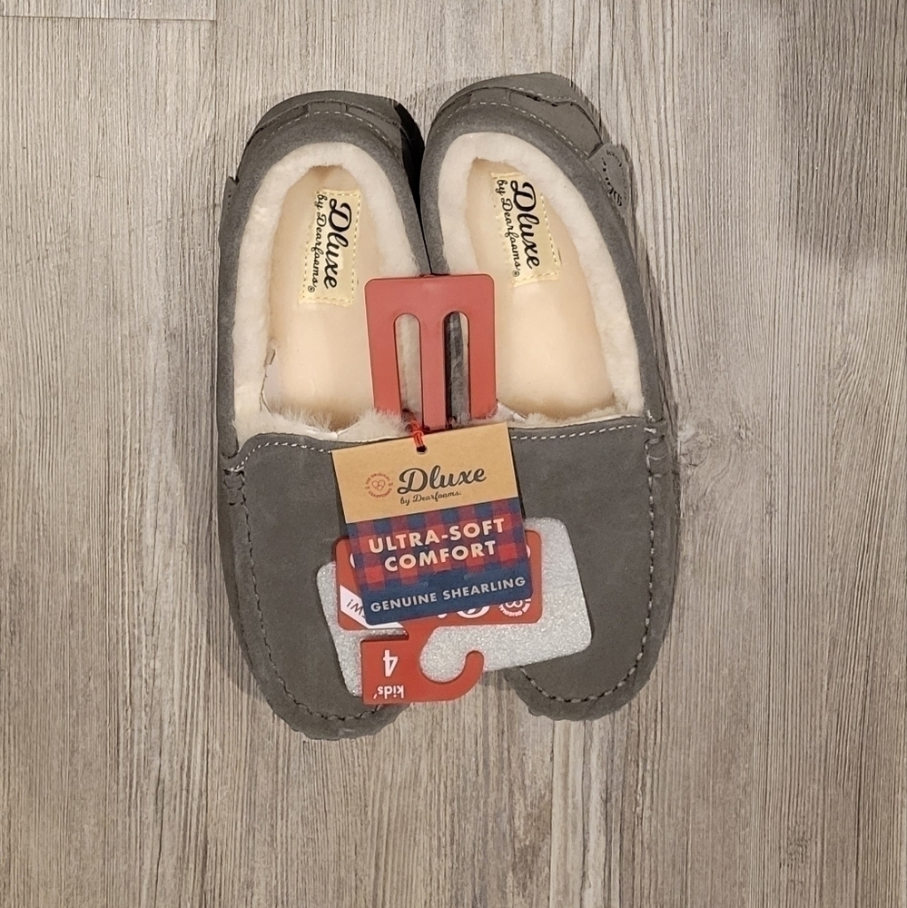 𝅺Size: 4 | Kid's Dearfoam Fireside Indoor/Outdoor Shearling Moccasin - Picture 3 of 4